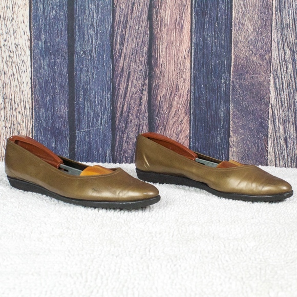 SALE! Salvatore Ferragamo Gold Bronze Flats Sz 9.5 - Picture 2 of 8